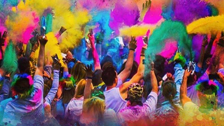 Música, baile y polvos de colores en una fiesta en la playa de Las Grutas