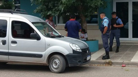 olvido a su hija en el auto y dos mujeres la rescataron