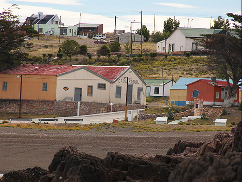 La típica construcción patagónica, en las amplias calles de ripio de Camarones. La típica construcción patagónica, en las amplias calles de ripio de Camarones.