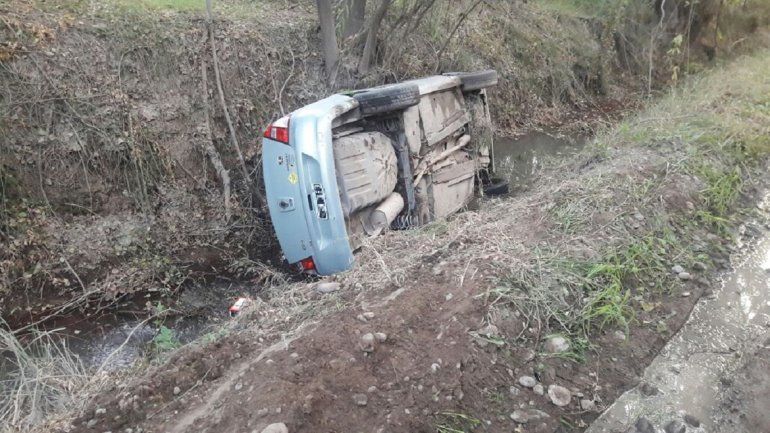 Una mujer y su pequeño hijo cayeron en un desagüe