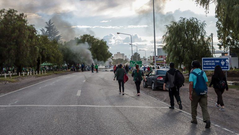Caos total: ATE corta los puentes carreteros y suma un corte en la 151