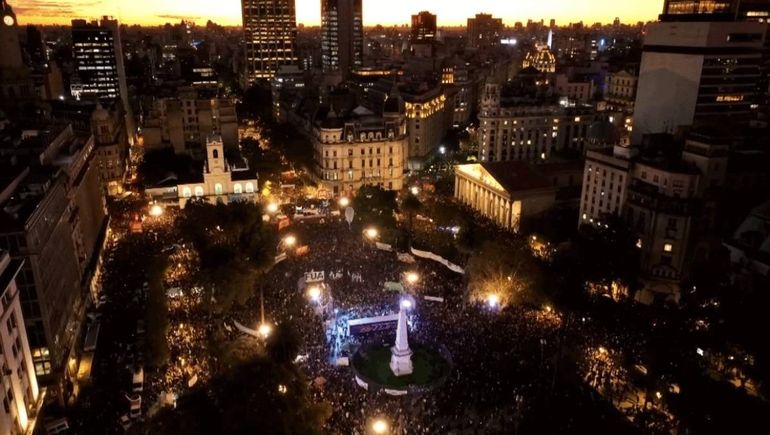 La multitud se quedó en Plaza de Mayo incluso hasta después de finalizado el acto. La multitud se quedó en Plaza de Mayo incluso hasta después de finalizado el acto.