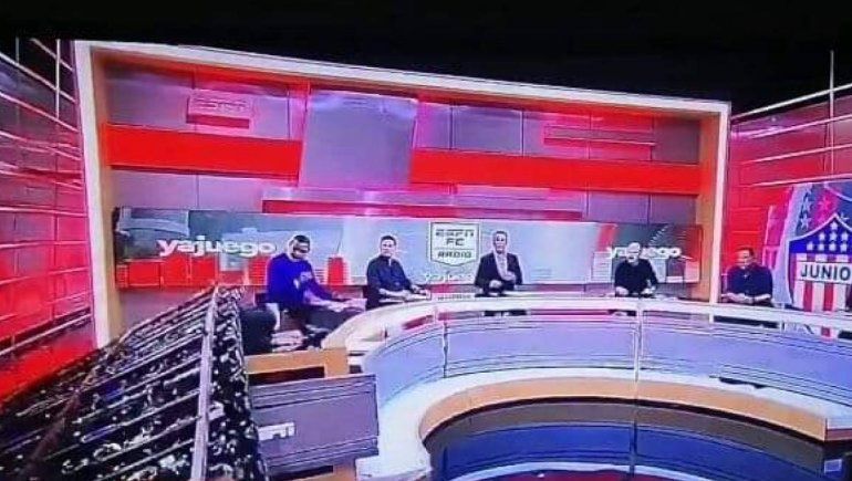 Una pantalla gigante aplastó a un periodista de ESPN y el video se viralizó en Twitter.