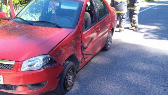 Motociclista grave tras chocar con un auto en plena curva