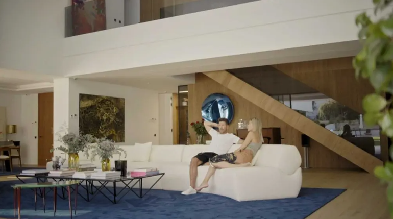 La alfombra azul realza los tonos neutros predominantes en el living de la mansión del Cholo Simeone y Carla Pereyra en Madrid.