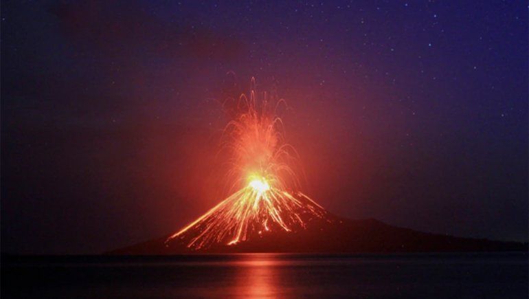 Impresionante erupción del Volcán Krakatoa en Indonesia