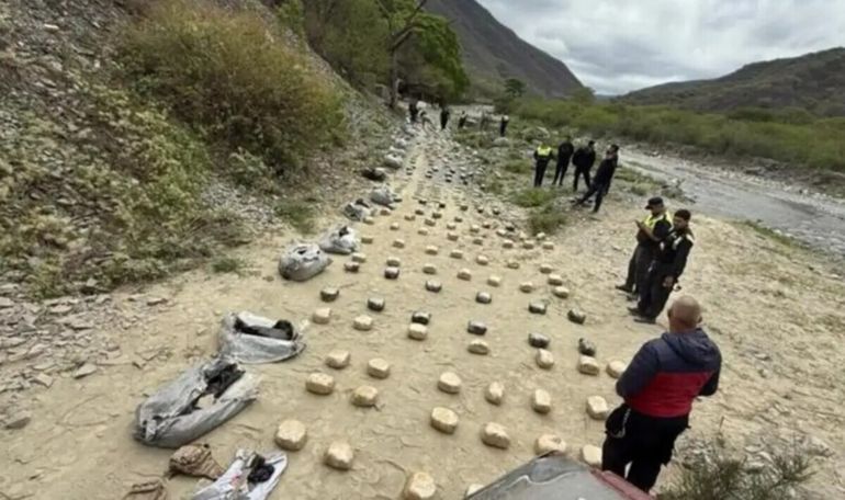 Escapaba con 240 kilos de cocaína y chocó contra un árbol: la sospecha que lo une a Neuquén