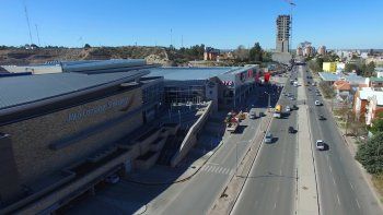 El shopping y el supermercado del lado de Doctor Ramón, sumados a los edificios públicos de Leloir, terminaron con la tranquilidad que tenía esta zona. El shopping y el supermercado del lado de Doctor Ramón, sumados a los edificios públicos de Leloir, terminaron con la tranquilidad que tenía esta zona.