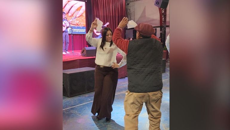 Dos intendentes del norte neuquino bailaron al ritmo de la cueca en el Festival del Pan Casero