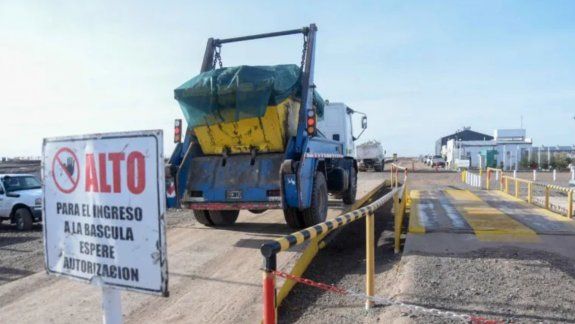 Camioneros que transportan contenedores reclamaron en la Muni del Oeste