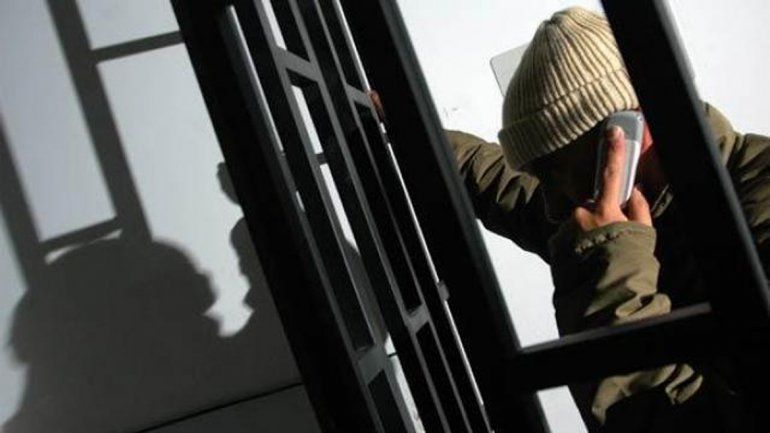 También se restringe el uso de los teléfonos públicos en pabellones.