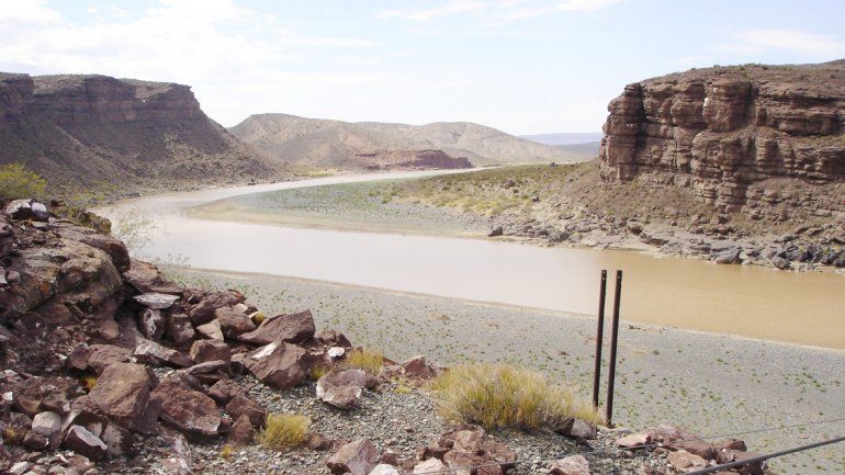 La represa se construirá cerca de la confluencia de los ríos Agrio y Neuquén.