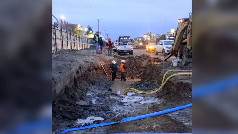 Cañería rota en Avenida Mosconi y Misiones deja a 8 barrios sin agua.