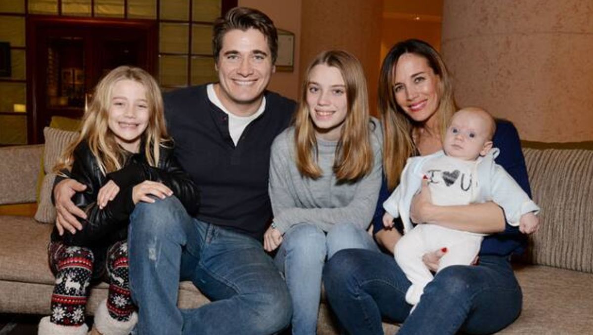 Guillermo Andino y Carolina Prat con Victoria y Sofía, sus dos hijas mayores, y el recién nacido Ramón.