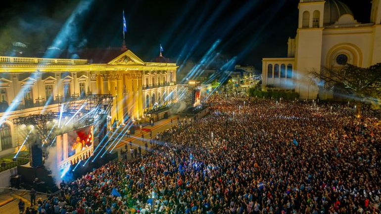 Una multitud escuchó el discurso de Bukele tras los comicios. Una multitud escuchó el discurso de Bukele tras los comicios.