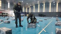 quiso escapar de un control pero un descuido permitio descubrir un bunker con toneladas de drogas