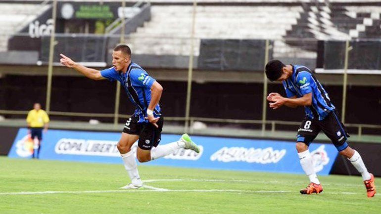 El neuquino festeja: hizo los dos goles de Huachipato.