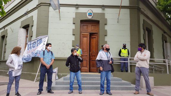 Jubilados reclaman el pago del bono que fue otorgado a los estatales
