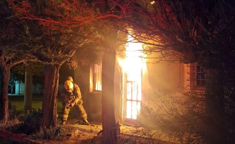 Los bomberos de Trelew lograron extinguir el incendio pero la mujer perdió todo. Los bomberos de Trelew lograron extinguir el incendio pero la mujer perdió todo.