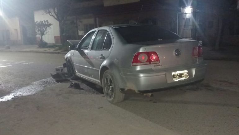 Insólito: chocó contra un auto estacionado y salió corriendo para escapar de la policía