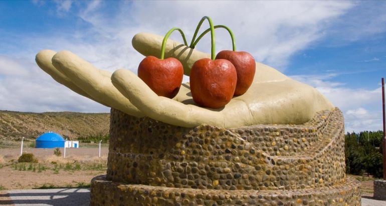 El monumento a la cereza recibe a los visitantes en Los Antiguos.