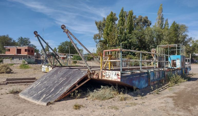 La balsa perlense, vieja y abandonada