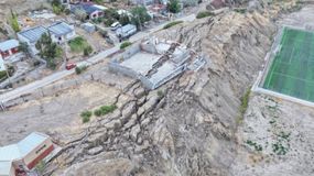 El cerro Hermitte destruyó decenas de casas en Comodoro Rivadavia. | LM Neuquen El cerro Hermitte destruyó decenas de casas en Comodoro Rivadavia.