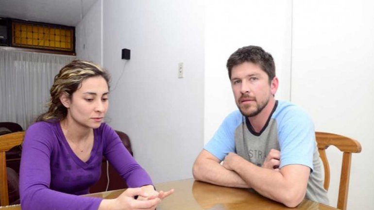 La tristeza de esta pareja es indisimulable. Quisieron aprovechar los buenos precios chilenos y les salió carísimo.