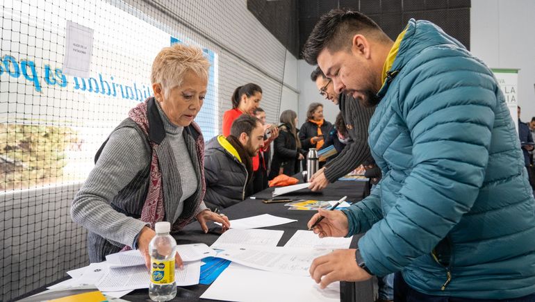 Adjudicatarios de lotes en la Meseta reciben sus actas. Adjudicatarios de lotes en la Meseta reciben sus actas.