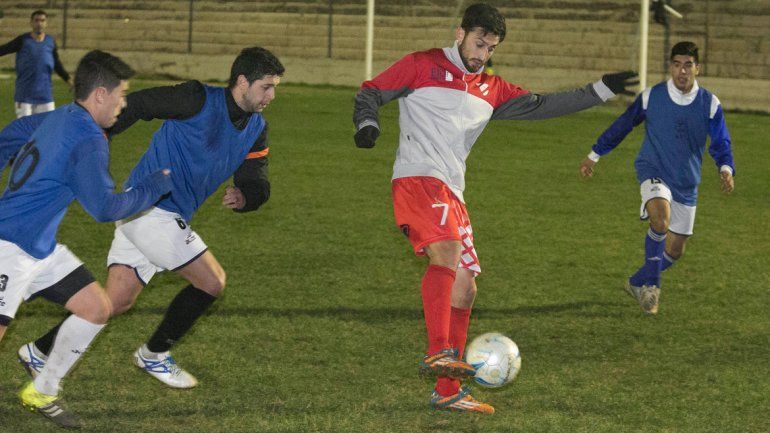 Villa y Ulloa anotaron los goles. El Rojo sintió la larga inactividad.