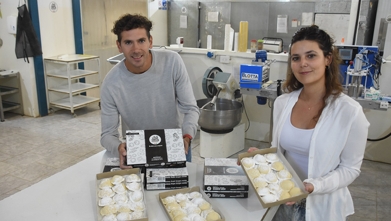 Dejó su trabajo y vendió su auto para amasar su sueño en un garage