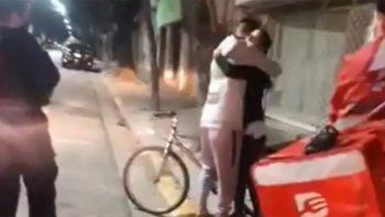 le robaron la bici a un repartidor y su clienta le termino regalando la suya le robaron la bici a un repartidor y su clienta le termino regalando la suya