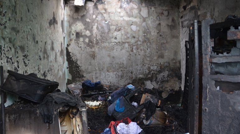 Un policía rescató a un hombre de un incendio en un inquilinato