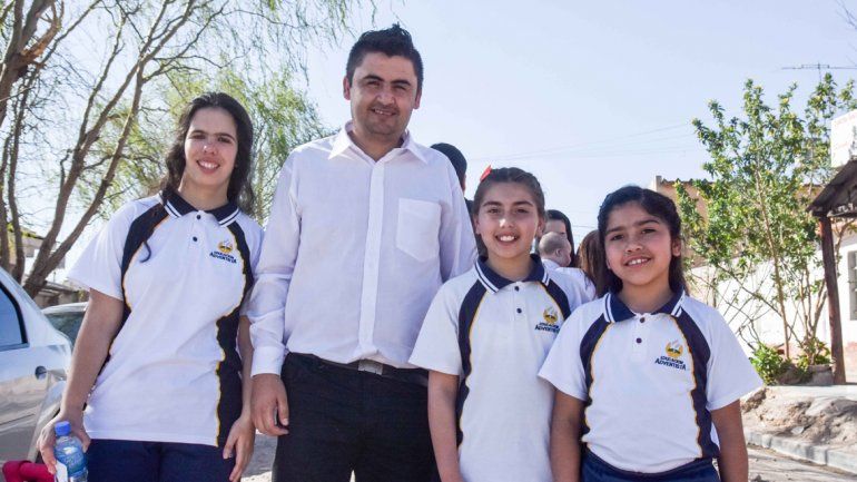 El profe Toto González acompañó a sus alumnos de la Escuela Adventista en el acto por el aniversario de Neuquén.