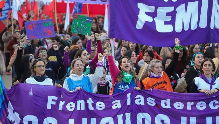 En 25 fotos: Neuquén marchó en el 10° aniversario del Ni una menos