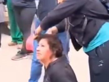 La mujer que fue atacada por otras personas tras ser sorprendida robando