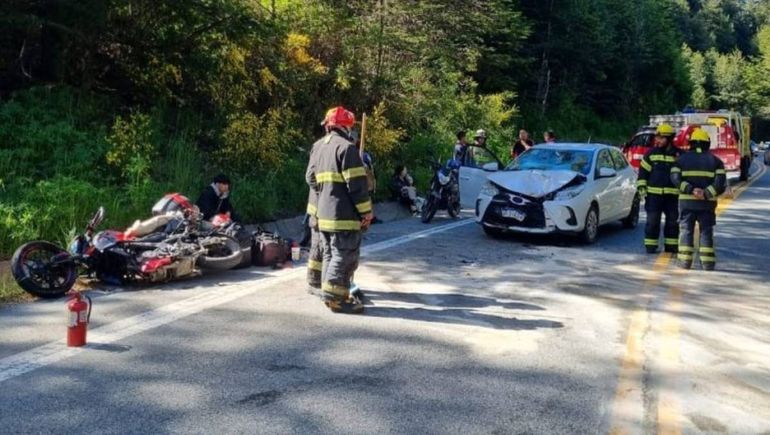 Choque frontal en la Ruta de los Siete Lagos entre un auto y una moto dejó dos heridos, uno de gravedad