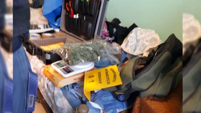 Allanaron dos casas por un robo, pero encontraron marihuana