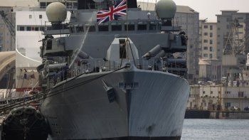la armada britanica, lista para echar a pesqueros