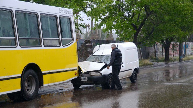 Mañana de lluvia: una camioneta chocó contra un colectivo