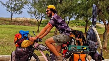 Nacho Gasparetti y su perra Milka. De El Calafate salió a recorrer Sudamérica. Nacho Gasparetti y su perra Milka. De El Calafate salió a recorrer Sudamérica.