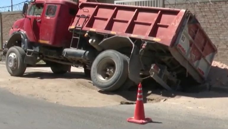 Por una obra un camión cayó en un pozo: No estaba señalizada