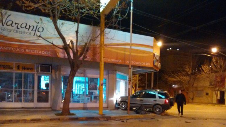 Terminó contra una óptica en pleno centro de la ciudad