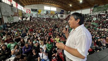 Carlos Quintriqueo en un acto y asamblea del cierre de las paritarias 2025.