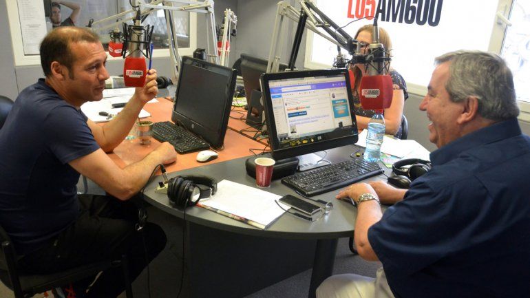 El gobernador estuvo ayer en los estudios de LU5. Mañana hay otra chance para acercar posturas en el Obispado.