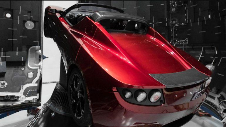 El roadster de Elon Musk acaba de pasar junto al planeta Marte