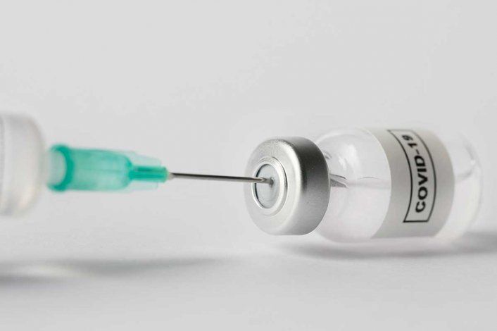 Las vacunas contra el covid-19 no contienen metales