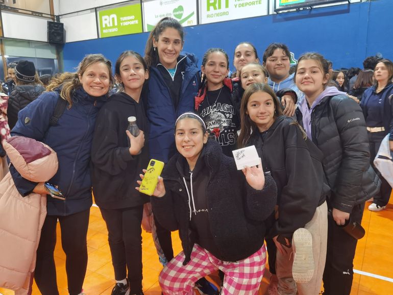 &nbsp;Daniel Bulaich con chicas de Centenario de ADC.Foto: Bariloche Vóley Club&nbsp; 