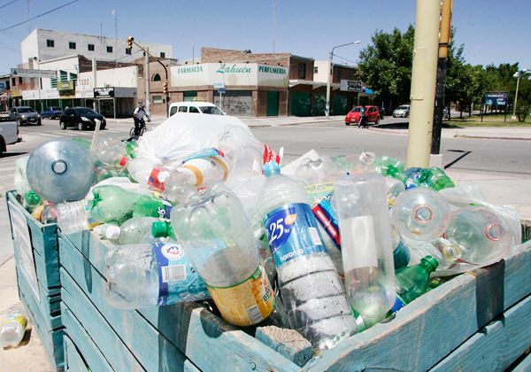 No dan abasto con  el reciclaje de los envases plásticos