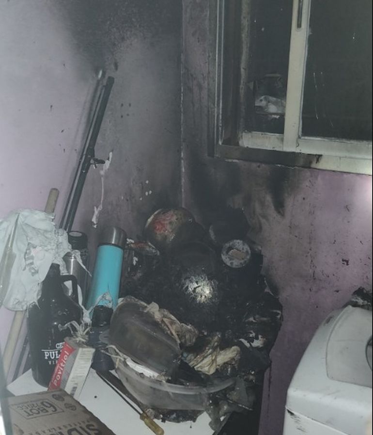 La ventana del lavadero por la que piensan que entró la bomba molotov al departamento. La ventana del lavadero por la que piensan que entró la bomba molotov al departamento.